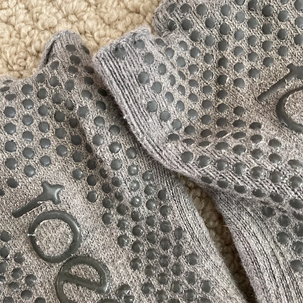 Toesox Half Toe Bellarina Grip Socks Size Medium Grey Barre Pilates Yoga EUC